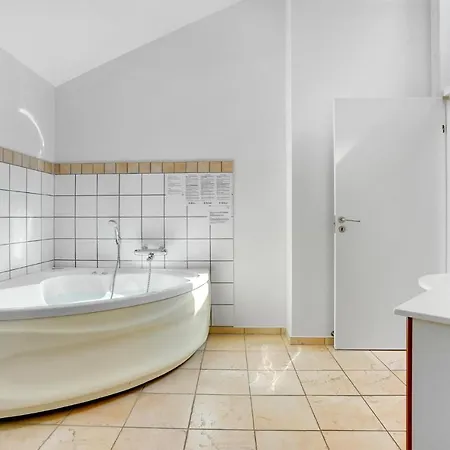 3 Bedroom Gorgeous In Holiday home *